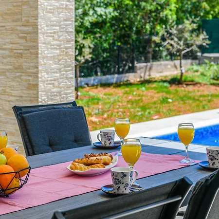 Amazing In With Outdoor Swimming Pool Feriehus *